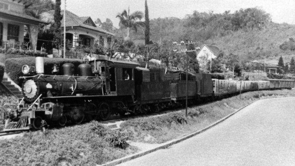 Trem na Rua Bahia