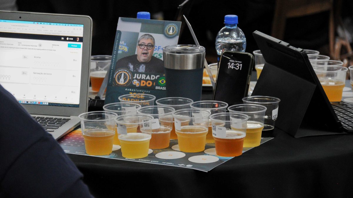 Confira fotos da avaliação dos jurados no Concurso Brasileiro de Cervejas de Blumenau