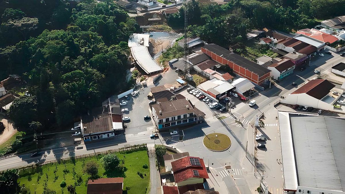 Cobra na escola, nova ponte no Garcia e julgamento por homicídio; o que você precisa saber nesta terça-feira