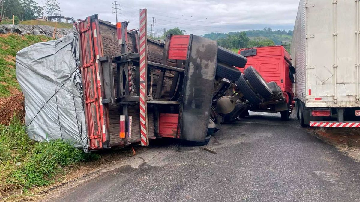 Água contaminada, novo brasão, condenação e acidente na BR-470; o que você precisa saber nesta quarta