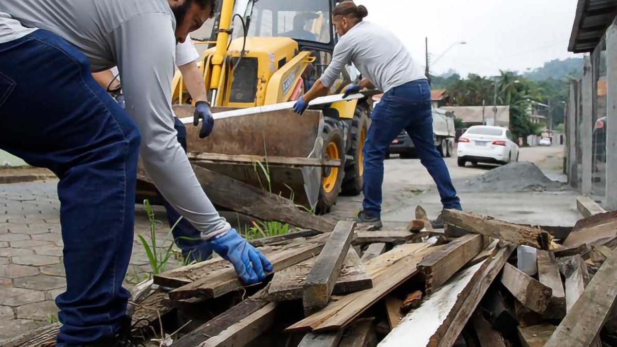 Carros no corredor; recolhimento de entulho; UFSC no endereço antigo: o que você precisa saber nesta terça