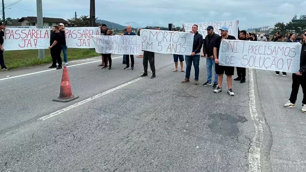 Impactos da proibição de celular; BR bloqueada; morte no trânsito: o que você precisa saber nesta segunda