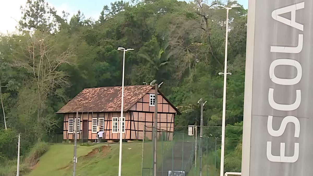 Escola nº1 abandonada; 10 anos de Arcanjo; limpeza de pichação: o que você precisa saber nesta terça-feira