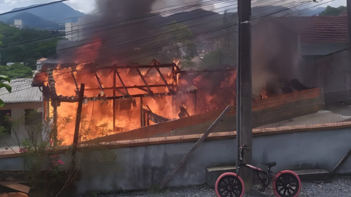 Preço de combustíveis; incêndios; morte na BR-470; mato no cemitério: o que você precisa saber nesta quarta