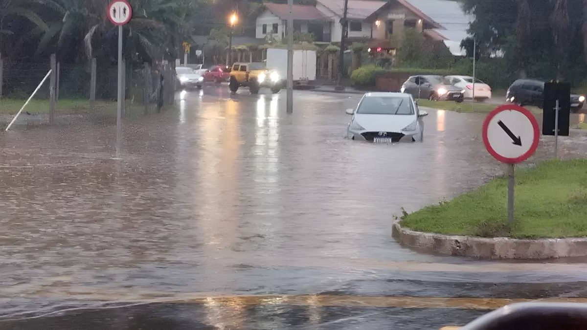 Corpo encontrado; banho no chafariz; alagamentos em Blumenau: o que você precisa saber nesta segunda