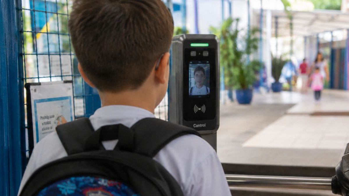 Segurança nas escolas; pedágios na BR-470; cobradores nos ônibus: o que você precisa saber nesta terça-feira
