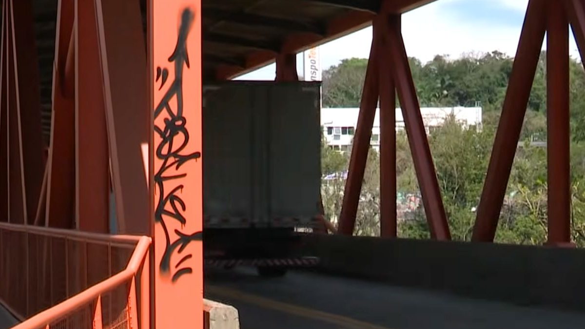 Vandalismo na ponte; paciência na Itoupavazinha; viaturas paradas: o que você precisa saber nesta quarta-feira